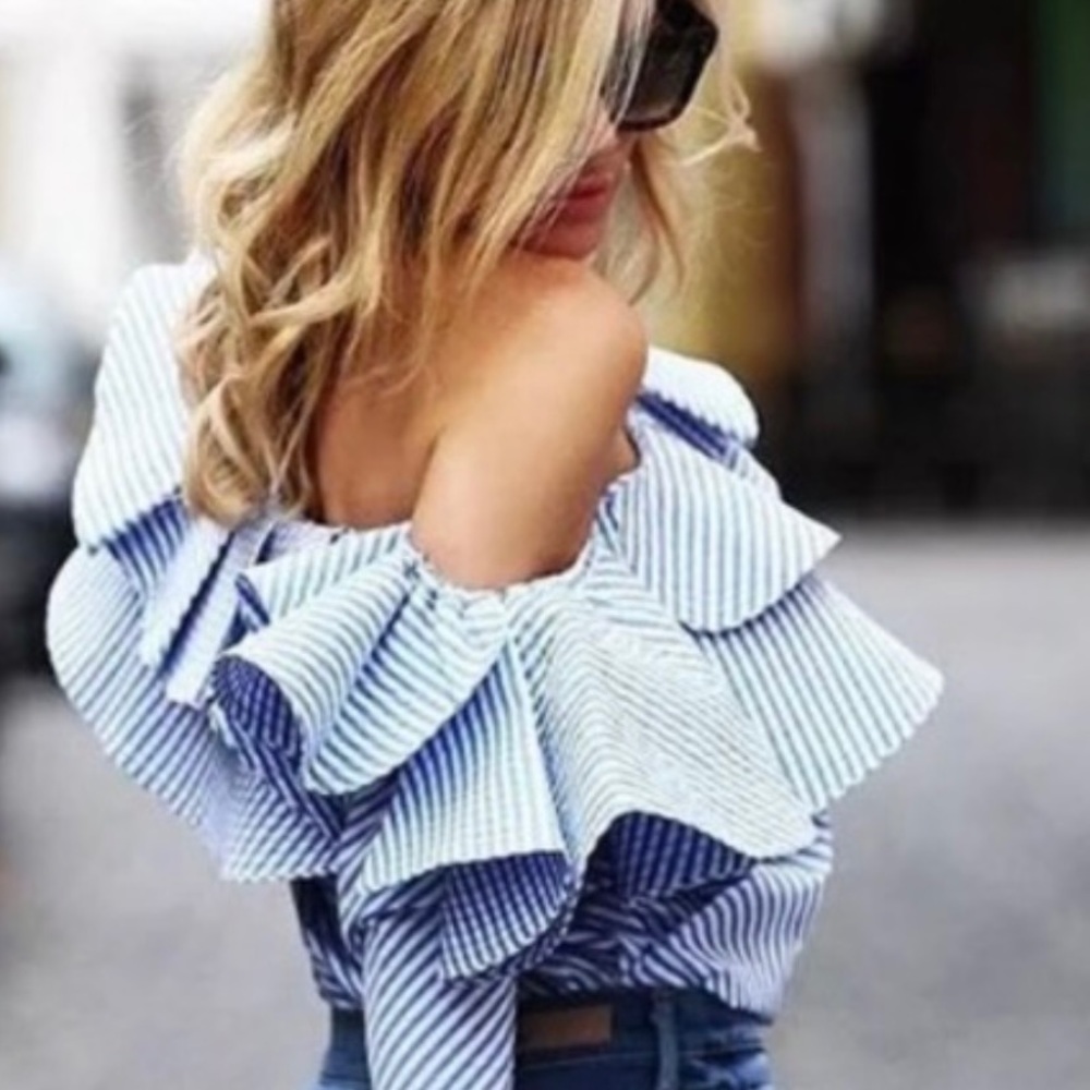 Off the shoulders ruffle long sleeve striped top